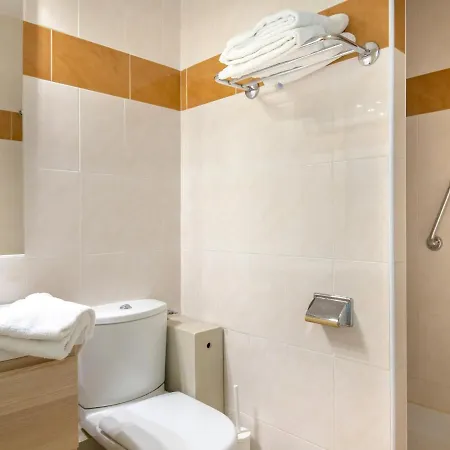 Proche Et Commerces Avec Clim, Wi-fi Et Balcon - Fr-1-466a-30 Apartment *